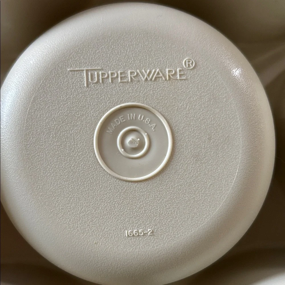 Tupperware Beige Snack Server with Lid
